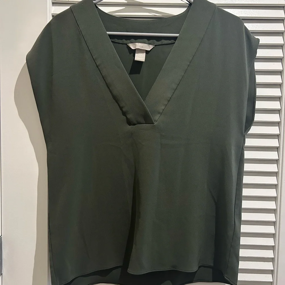 Elegant V-Neck Olive Green Women's Top - Picture 1 of 3